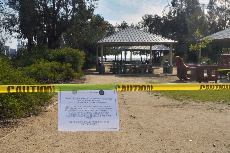 Un letrero informa al público del cierre en el Parque Elysian en Los Ángeles, California, debido a la pandemia de coronavirus. Foto de Jim Ruymen / UPI