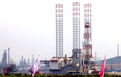 Dirlling rig is prepared for operation in Dalian