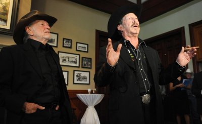 Willie Nelson campaigns for Kinky Friedman for Texas Governor