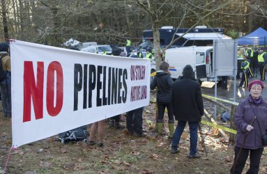 Canadian Environmentalist David Suzuki makes suprise visit to support Kinder Morgan oil pipeline protestors on Burnaby Mountain