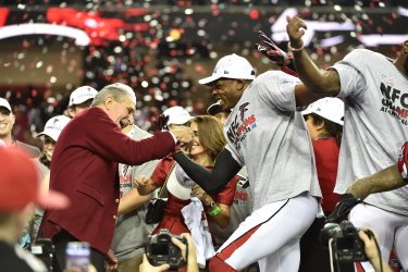Falcons owner Arthur Blank dances with players after NFC Championship win