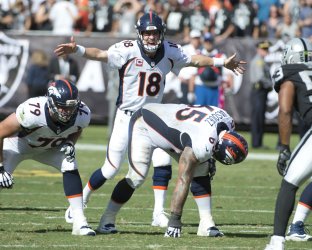 Broncos QB Manning calls signals in win over Oakland Raiders