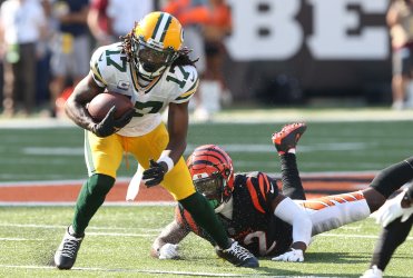 Packers Davonte Adams Makes Catch against Bengals Chidobe Awuzie