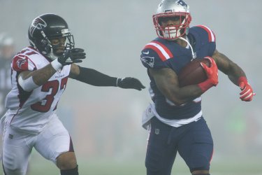 Patriots Gillislee chased by Falcons Allen