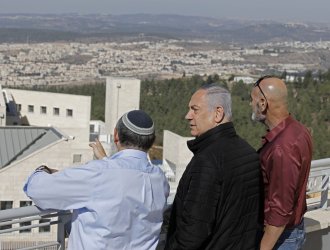 Netanyahu Meets with West Bank Settlement Officials