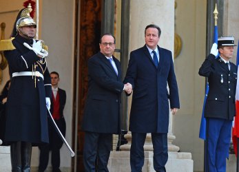 Cameron Arrives in Paris for Security Talks with Hollande