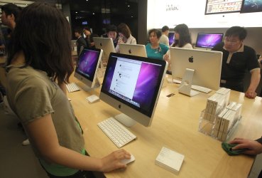  Chinese visit Apple's flagship store in Beijing