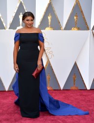 Mindy Kaling arrives at the 88th Academy Awards