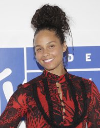 Alicia Keys arrives at the 2016 MTV Awards