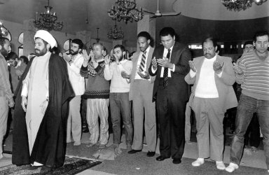 MUHAMMAD ALI PRAYING AT A MOSQUE IN BEIRUT