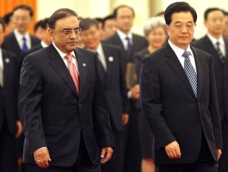 Pakistan's Zardari attends welcoming ceremony in Beijing