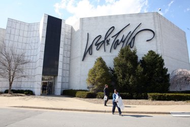 FEDERATED TO SELL TWO LORD AND TAYLOR STORES IN ST. LOUIS