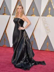 Kate Winslet arrives at the 88th Academy Awards