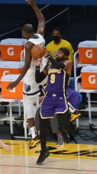 Lakers Sleep In, Then Wake Up With 115-105 Win Over the Grizzlies