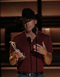 Kenny Chesney receives Pinnacle Award at 2016 Country Music Awards