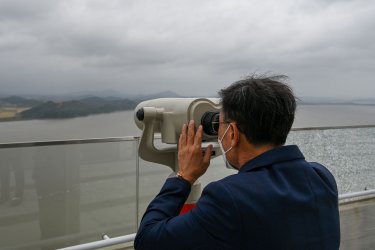 Gimpo Mayor Looks Into North Korea from New Observatory