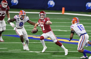 Oklahoma Sooners and Florida Gators battle in the Goodyear Cotton Bowl Classis