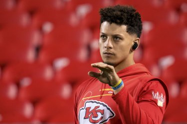 Chiefs Patrick Mahomes Warms Up Before Taking On the Broncos