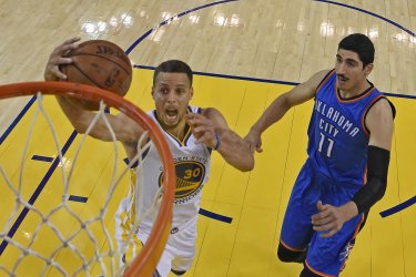 WarriorsÕ Stephen Curry shoots in loss to OKC