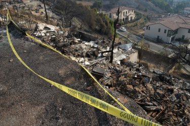 More than 400 structures destroyed in 115,000-acre Ventura County wildfire