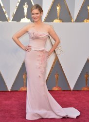 Jennifer Jason Leigh arrives at the 88th Academy Awards