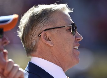 Broncos Executive Elway watches warm ups at Super Bowl 50