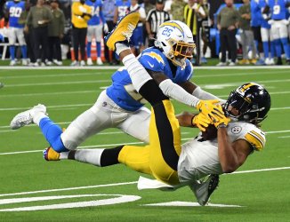 Steelers Chase Claypool catches a first quarter pass against Chargers Asante Samuel Jr at SoFi Stadium
