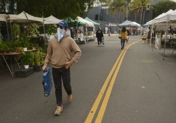 Hollywood farmer's market complies with mayor's orders in Los Angeles