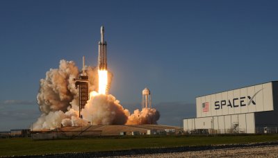 SpaceX Falcon Heavy launches Arabsat satellite from the Kennedy Space Center