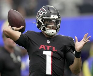 Atlanta Falcons' Marcus Mariota Warms Up Before Game Against the Rams