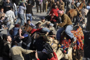 Mubarak Supporters Clash with Anti-Goverment Protesters in Cairo