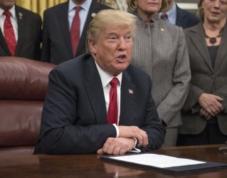 Trump Signs Anti-Opioid Bill