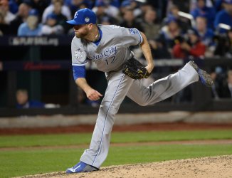 Royals closer Davis throws in the eighth inning against the Mets
