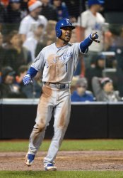 Royals Jarrod Dyson scores in the 12th inning