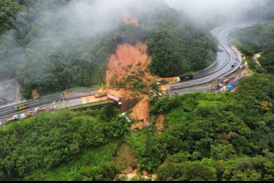 Deadly landslide buries highway, vehicles in Brazil