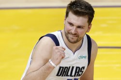 Mavericks stun Suns with 33-point blowout, advance to conference finals