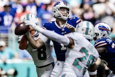 Dolphins hold off red-hot Bills, improve to 3-0