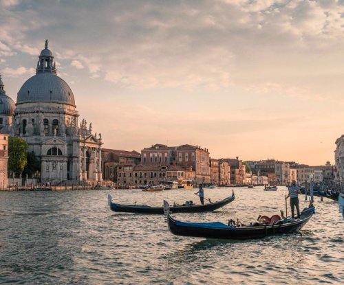 Venice reduces gondola capacity due to heavy tourists