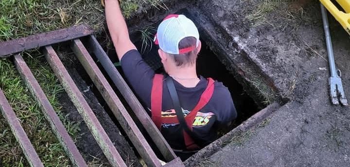 Man trying to rescue cat from Ohio storm drain gets stuck in grate