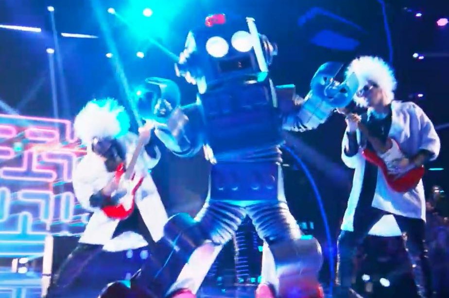 Clavijas moral Agricultura Watch: Lil Wayne performs as Robot in 'Masked Singer' Season 3 - UPI.com