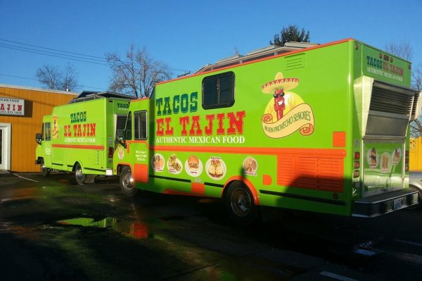 Taco truck serves customers stuck in Seattle traffic jam