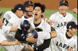 Japan holds off USA for World Baseball Classic title