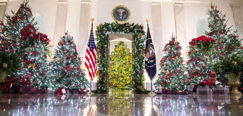 Watch Melania Trump Unveils 2020 White House Christmas Decorations Upi Com - White House Outside Christmas Decorations