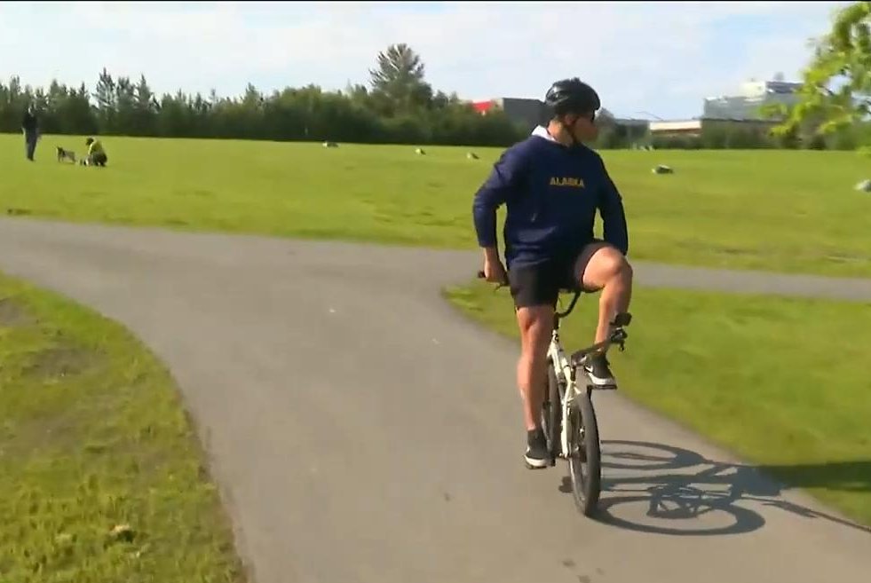 Watch: Cyclist rides 500 miles backward, seeks Guinness World Record -  UPI.com