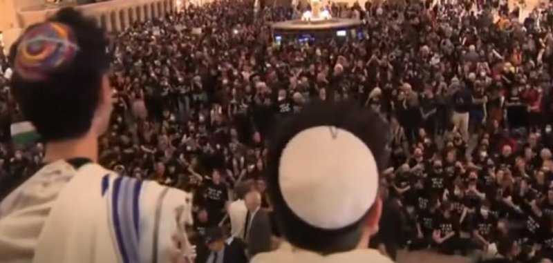 Hundreds of Jewish peace activists arrested at NYC's Grand Central Terminal