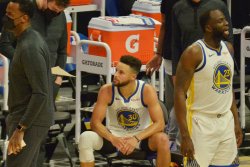 Warriors' Stephen Curry injures shoulder in loss to Pacers