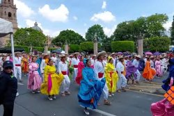 More than 900 perform Mexican folk dance to break Guinness World Record