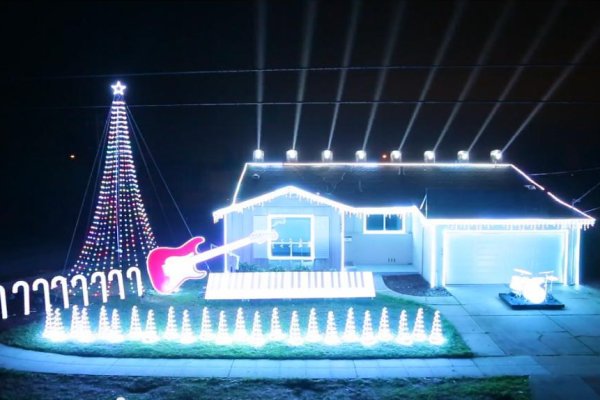 Watch: Christmas lights sync to 'Star Wars' music - UPI.com