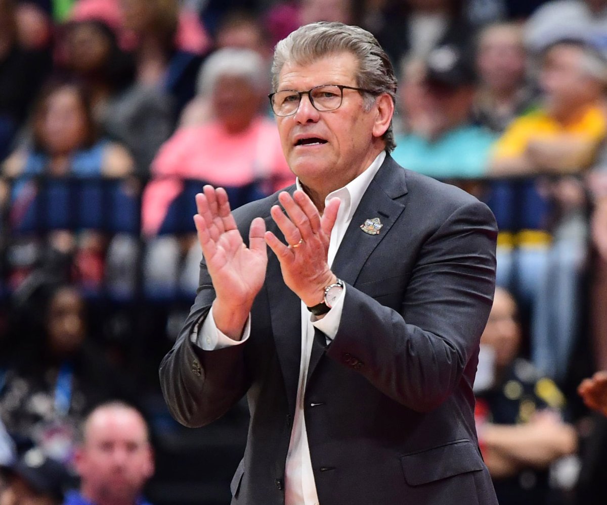 UConn women's basketball coach Geno Auriemma tests positive for COVID-19 -  