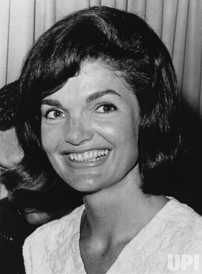 JACQUELINE KENNEDY ONASSIS ATTENDS DEMOCRATIC CONVENTION WIRE PHOTO 7-14-76 